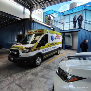 Ambulancia blue de tamaño mediano