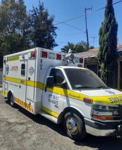 Ambulancia cuadrada de tamaño mediano
